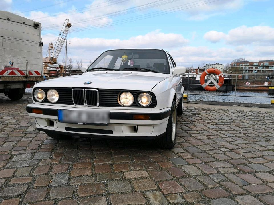 BMW E30 316i in ALPINE WEISS in Hamburg