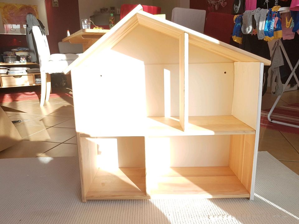 Puppenhaus aus echt Holz Guter Zustand in Meine