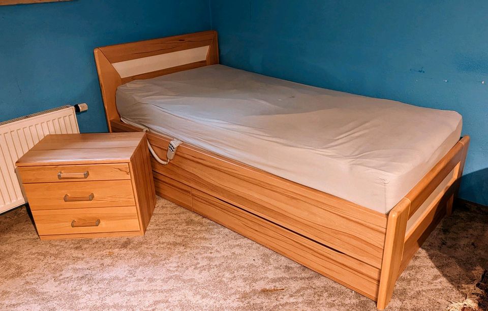 Bett mit Nachtkästchen ohne Matratze und ohne Lattenrost in Nürnberg (Mittelfr)