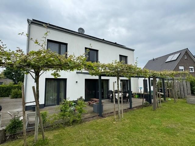 Modernes, stilvolles Einfamilienhaus mit Doppelgarage, Garten, PV-Anlage und Sauna in Barnstorf