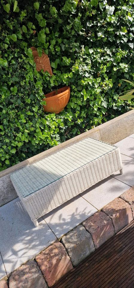 Rattan Lounge-Tisch outdoor Impressionen beige Glasplatte Sofa-T. in Euskirchen