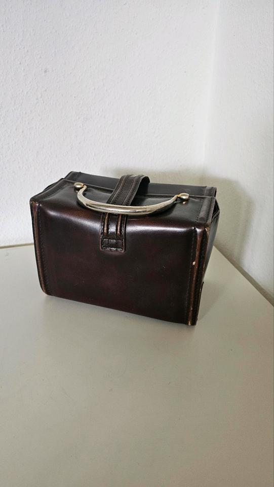 Vintage: Kosmetikkoffer/Kameratasche im Stil eines Arztkoffers in Berlin