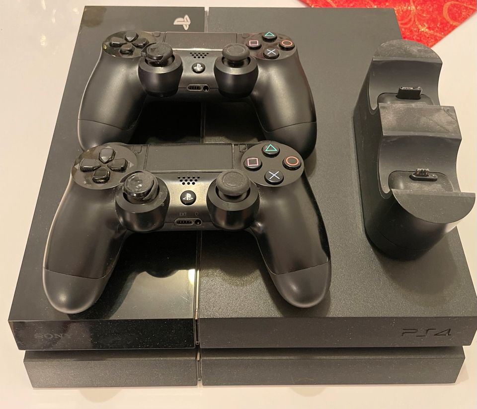 PlayStation 4 500GB inkl. 2 Controller und Ladestation! in Nürnberg (Mittelfr)