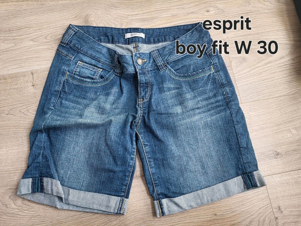 2 Esprit boy fit Shorts Weite 30 wie neu in Langerwehe