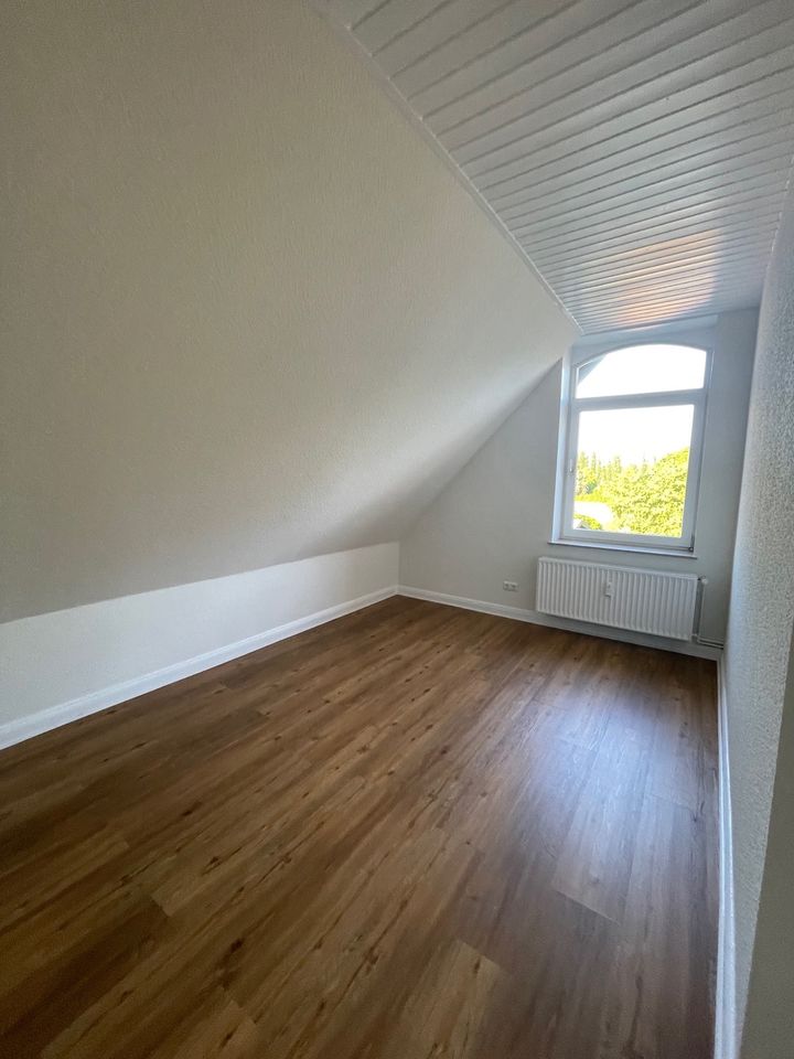 Neu renovierte Dachgeschosswohnung mit Balkon in Sarstedt/Heisede in Sarstedt
