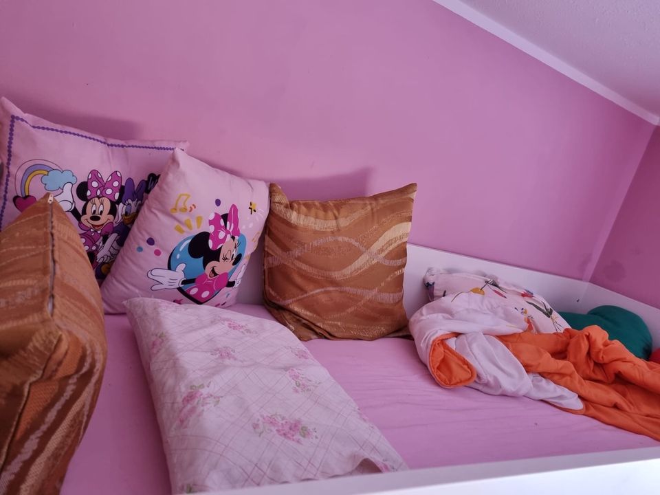 Bett Hochbett Kinderzimmer Schreibtisch und Schrank SMASTAD IKEA in Nürnberg (Mittelfr)