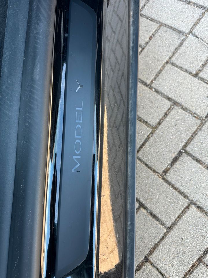 Tesla Model Y Long Range Dual AWD LED Navi Pano Mwst 1.Hd 8fach in Landshut