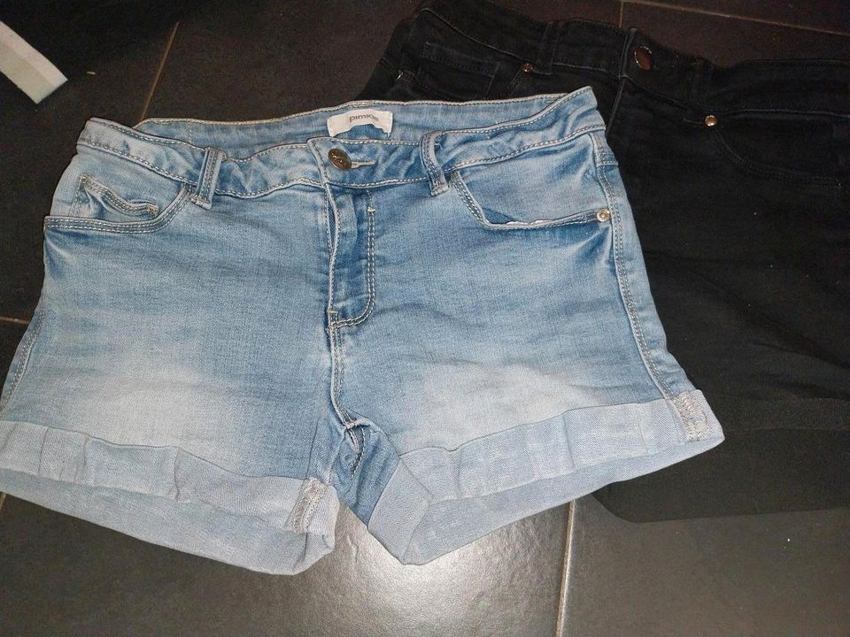 Shorts Jeans Schwarz und blau Gr S in Wusterhusen