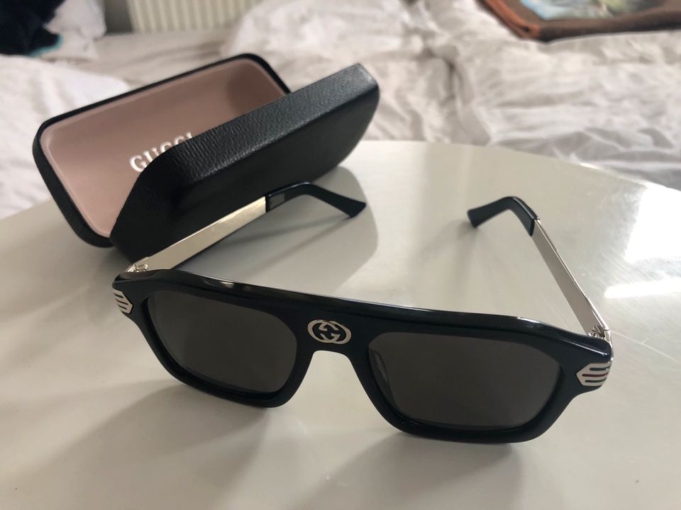 Unisexe Gucci Sonnenbrille mit Silbernen Logo in Hannover