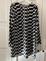 Kleid Tunika Minikleid  Mango schwarz weiß Grafik Gr. L wie neu Nordrhein-Westfalen - Verl Vorschau
