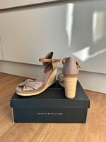 Tommy Hilfiger Sandale mit Keilabsatz, 39 Niedersachsen - Isernhagen Vorschau