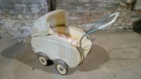 Kinderwagen original 50er Jahre creme Puppenwagen Korbgeflecht Nordrhein-Westfalen - Siegen Vorschau