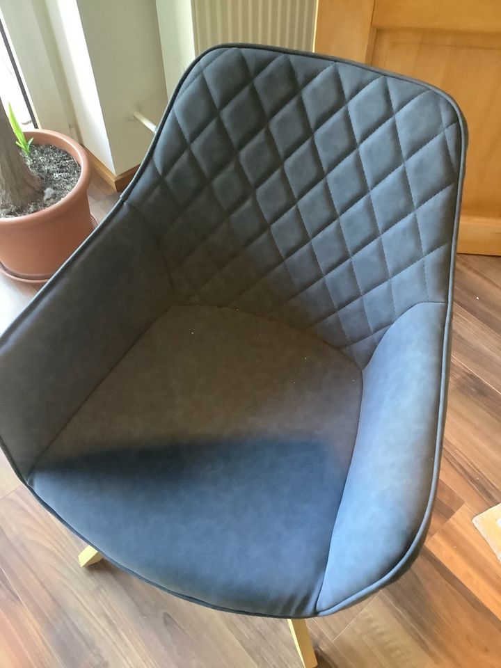 Skandinavischer Stuhl, dunkelblau, sehr selten genutzt in Traunstein
