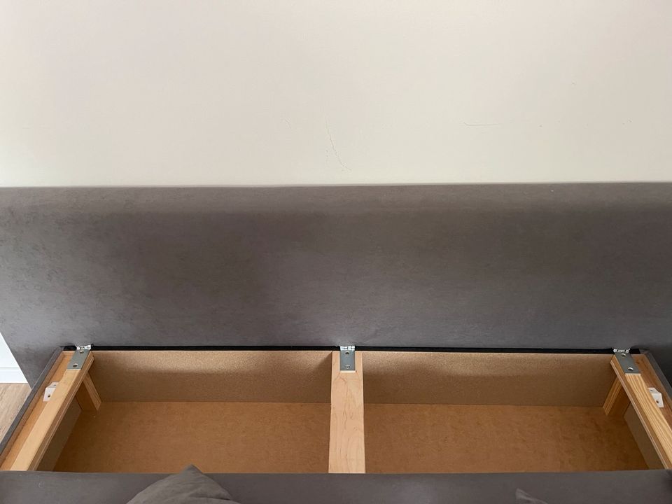 Ein Schlafsofa ausziehbar mit Stauraum unter der Sitzfläche in Walkenried