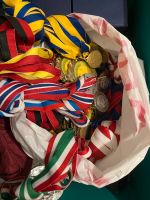 Kiste mit Medaillen, Pokale, Trophäen und Auszeichnungen | Sport Friedrichshain-Kreuzberg - Friedrichshain Vorschau