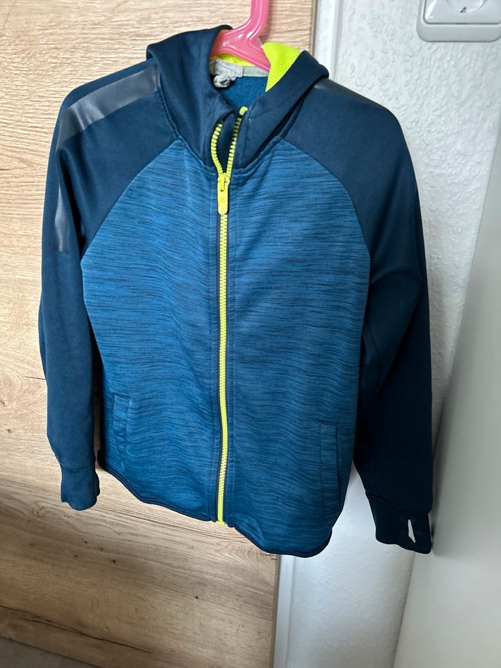 HM Sportjacke 122/128 - gut in Hessisch Oldendorf