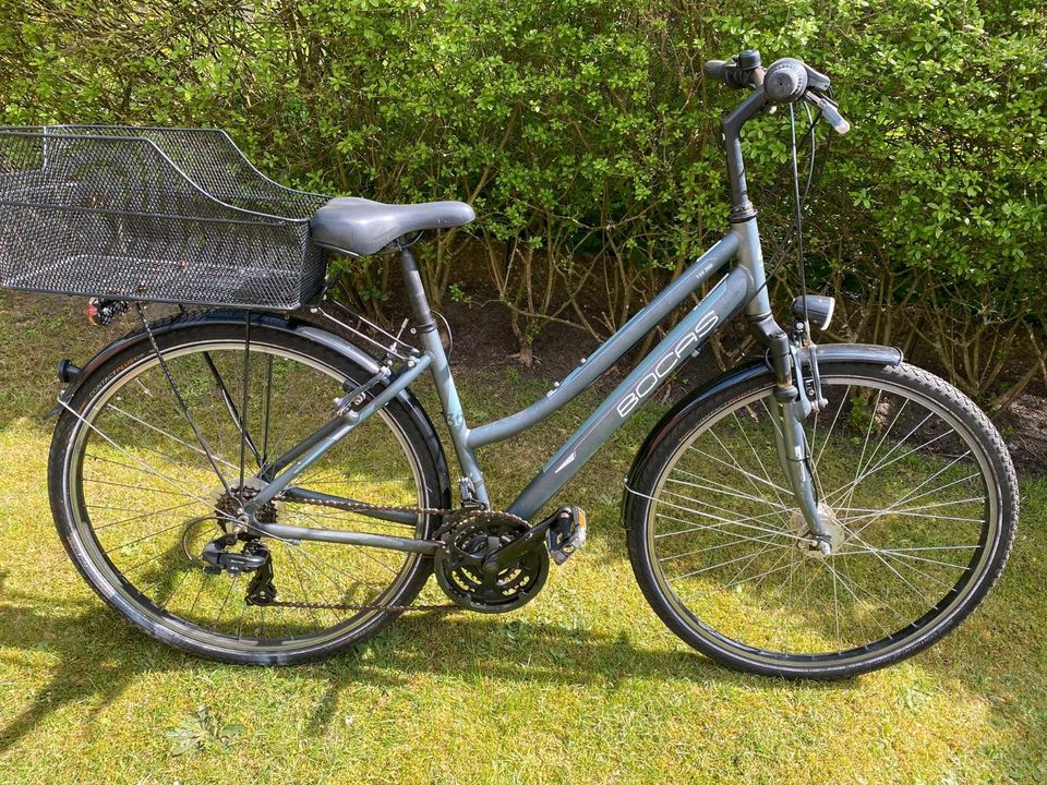 Cityfahrrad mit kleinem Rahmen 28 Zoll Bereifung in Adendorf