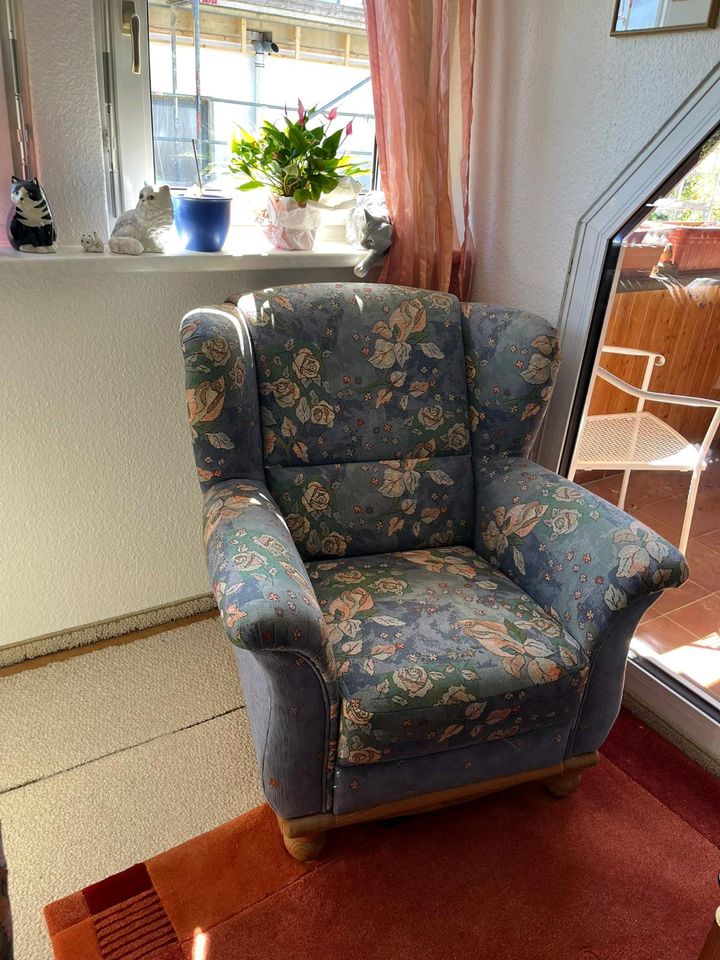 Sofa couch sessel set recamiere blumen hellblau holz in München