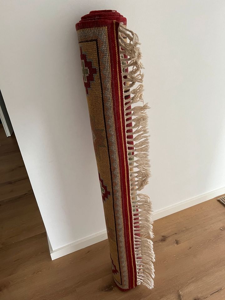 Handgefertigter Teppich aus Wolle  Betragt 120 cm  lange 185 cm in Hanau
