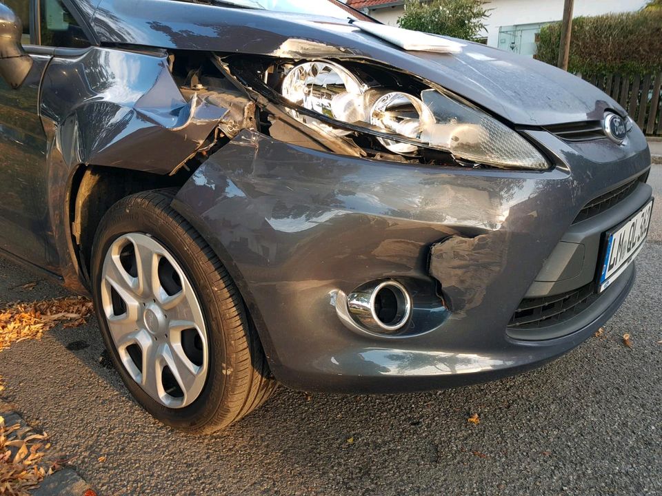 Autolackierung, Autoreparatur nach einem Unfall. in Graben (Lechfeld)