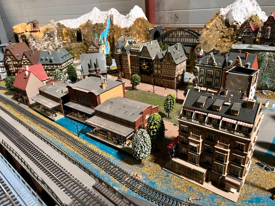 Modell-Eisenbahnanlage mit diversem Zubehör in Celle