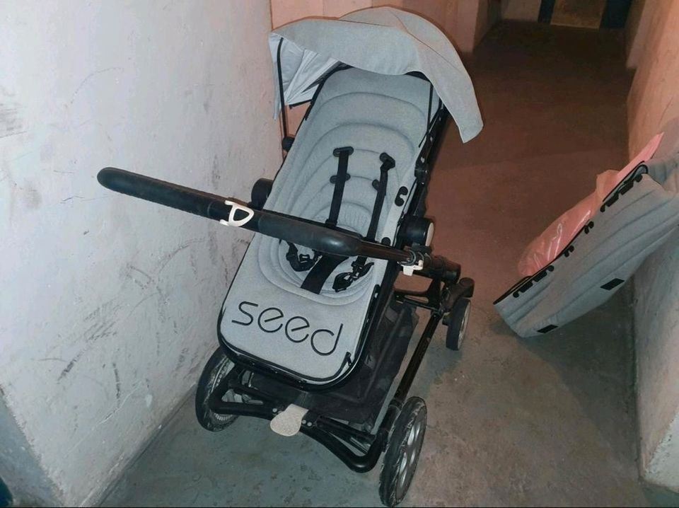 Seed Kinderwagen sehr klein faltbar in Hamburg