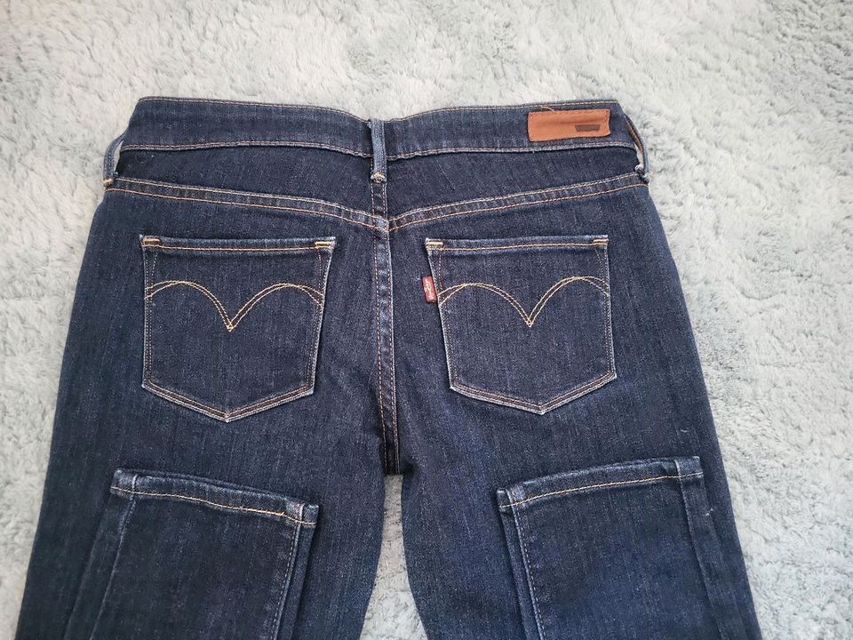 Levis Jeans Levi's dunkelblau blau 26 slight curve in Bonn