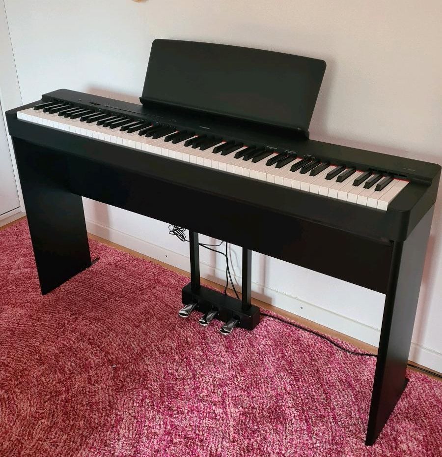 Yamaha E-Piano P-225B mit Stativ und Fußpedal in Diedorf