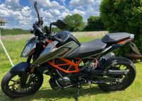 KTM Duke 125 Sturzbügel ABS B196 Scheckheftgepflegt Nordrhein-Westfalen - Höxter Vorschau