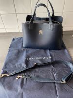 Tommy Hilfiger Handtasche Iconic Satchel Dunkelblau Frankfurt am Main - Sachsenhausen Vorschau