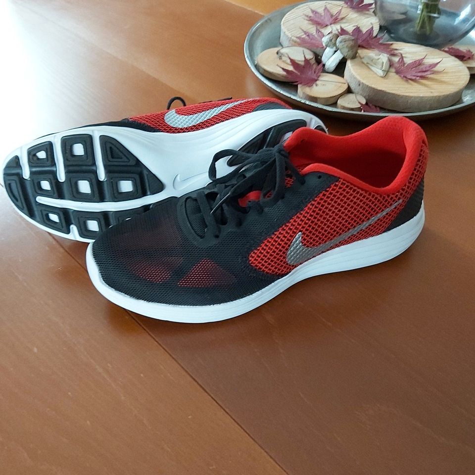 Nike Sportschuh Schwarz Rot Größe EU42, 5 US9 UK8 27cm in Knüllwald