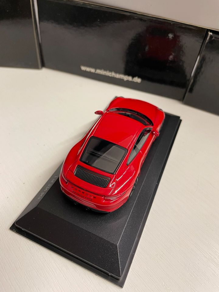 Minichamps 2017 Porsche 911 Carrera-4 GTS Modellauto 1:43 in Hamburg