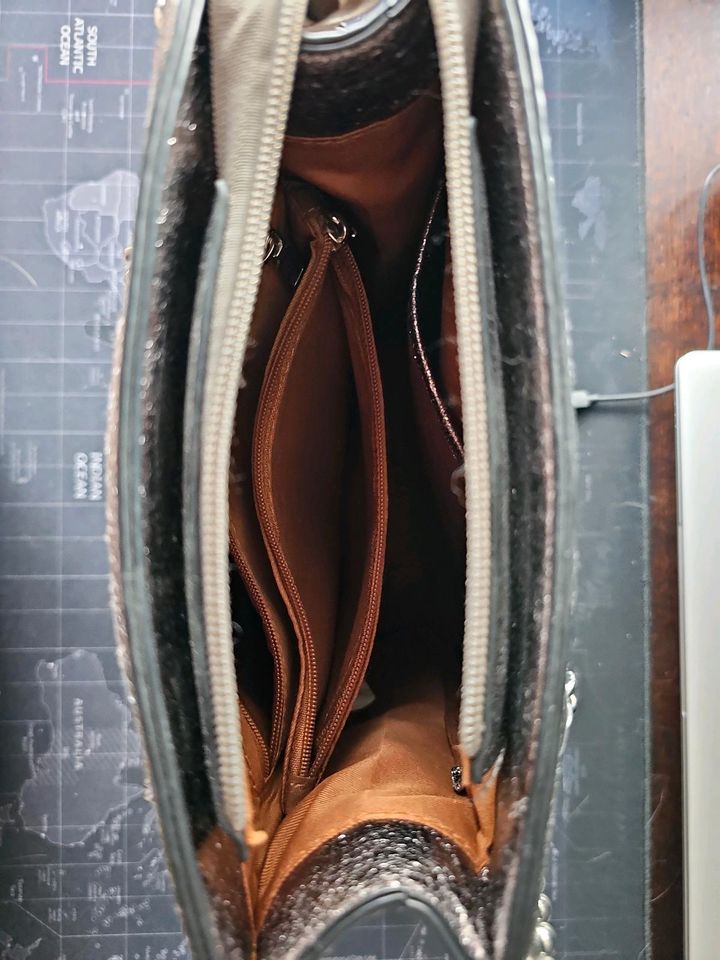 Graue Handtasche mit Nieten in Düren
