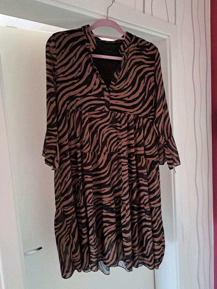 Neues Kleid Gr.40/42  leoprint in Bad Hersfeld