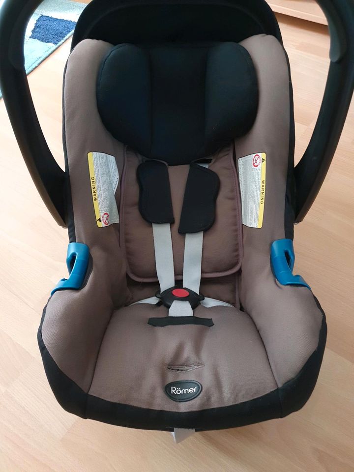 Babyschale von Britax Römer mit ISOFIX Station in Lohfelden