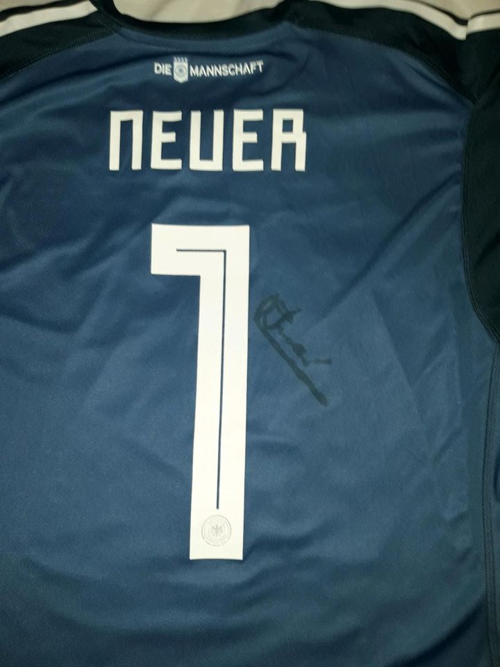 WM Trikot Manuel Neuer mit Unterschrift in Dortmund