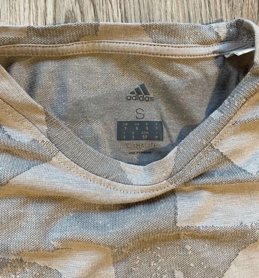 Adidas Sport Shirt Größe s in Nordstemmen