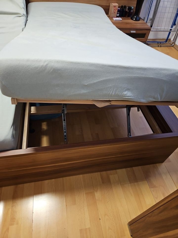 Bett / Bett mit Matratze in Nürnberg (Mittelfr)