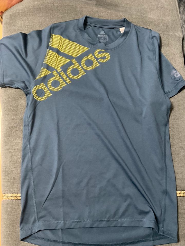 Adidas tshirt L in Pforzheim