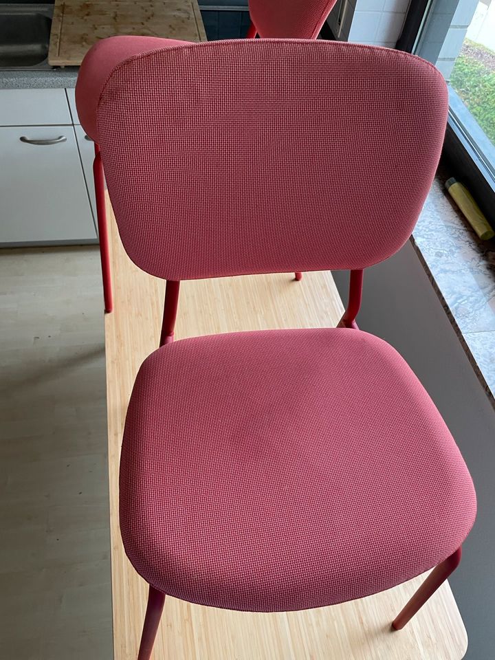 Tisch mit zwei Stühlen in Büttelborn
