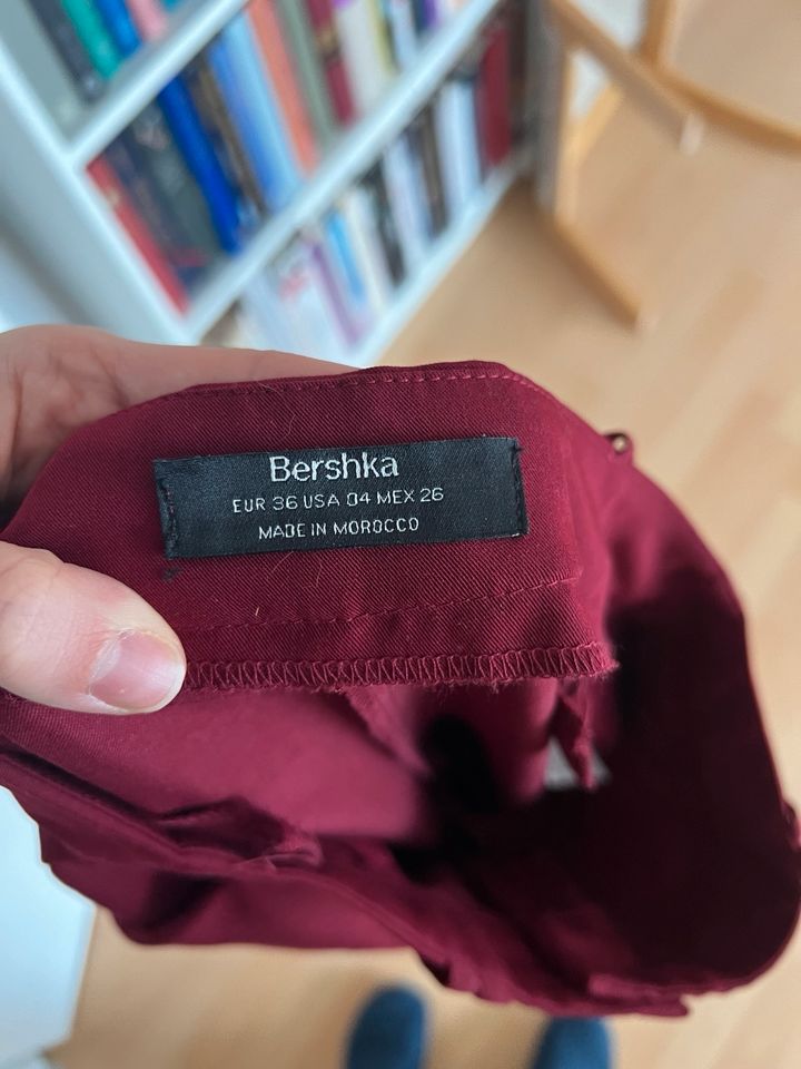 Bershka Stoffhose Dunkelrot weites Bein Burgunderrot in Rheinstetten