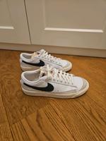 Nike Sneaker, weiß, Gr. 38,5, wie neu Niedersachsen - Burgdorf Vorschau