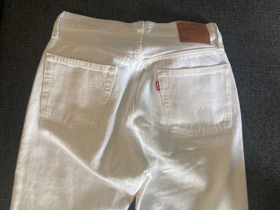 Weiße Levi's Jeans, Zustand sehr gut, W 26, L 28 in Büchlberg