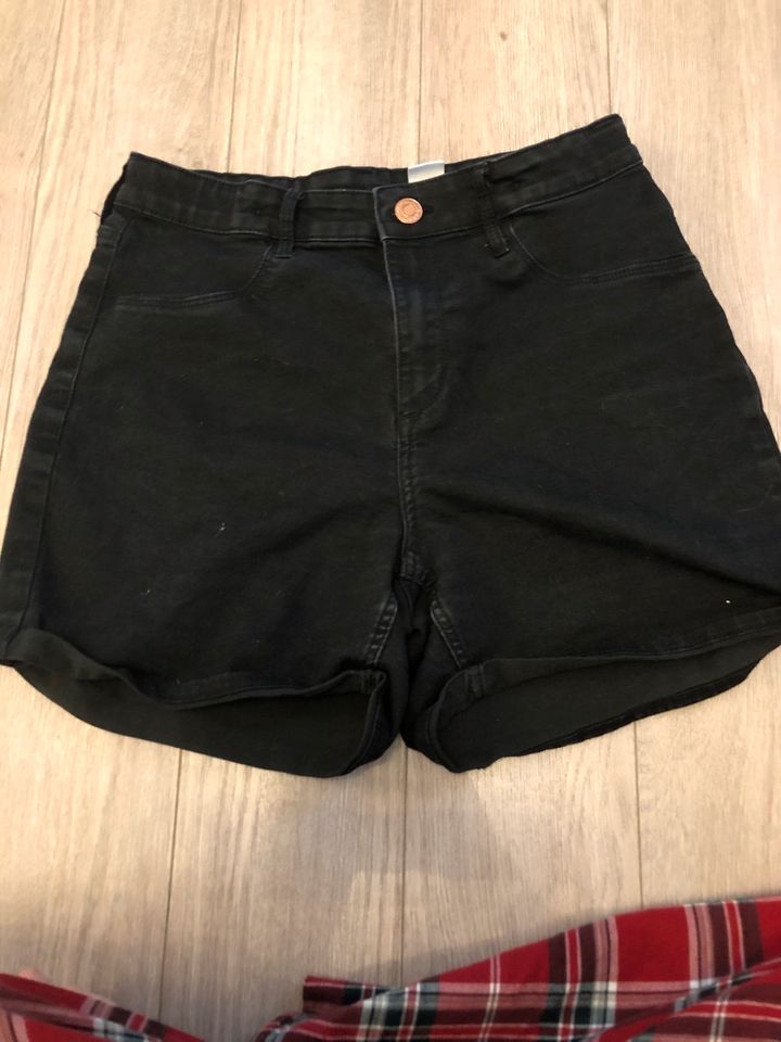 Schwarze Shorts in Hamburg