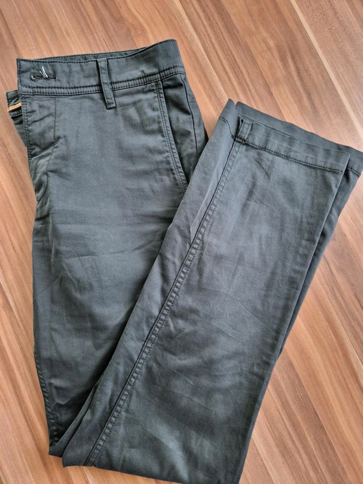 Hugo Boss Chino Gr. 30/32 in Sehnde