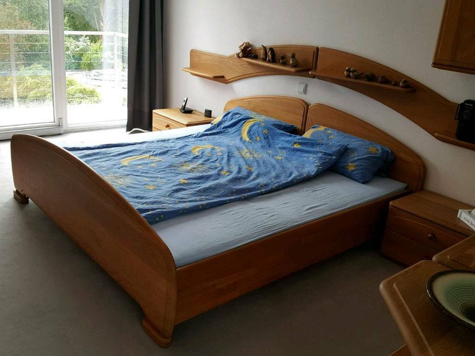 Schlafzimmer Eiche Bett Kleiderschrank Kommode in Jülich