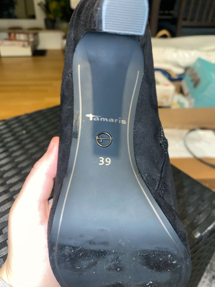 Tamaris Schuhe Stiefel Stiefeletten Absatz, Leder, schwarz 39 NEU in Berlin