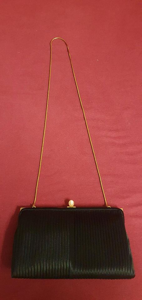 Kleine schwarze Handtasche/Clutch, Satin in Mörfelden-Walldorf