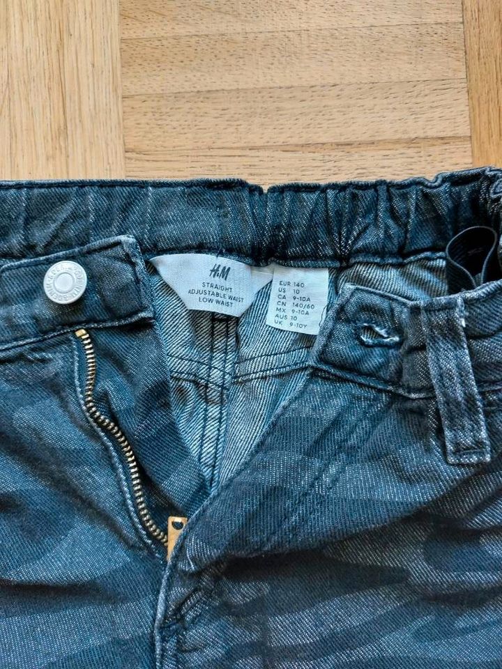 2 Jeans H&M schwarz / gemustert Größe 140 Setpreis 18 € in Hamburg