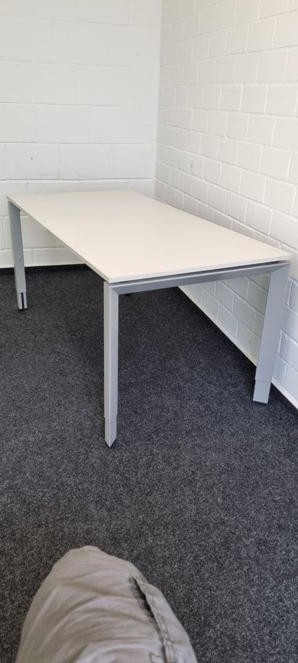 100 x Schreibtisch / Bürotisch / Steelcase / Büroeinrichtung in Linden